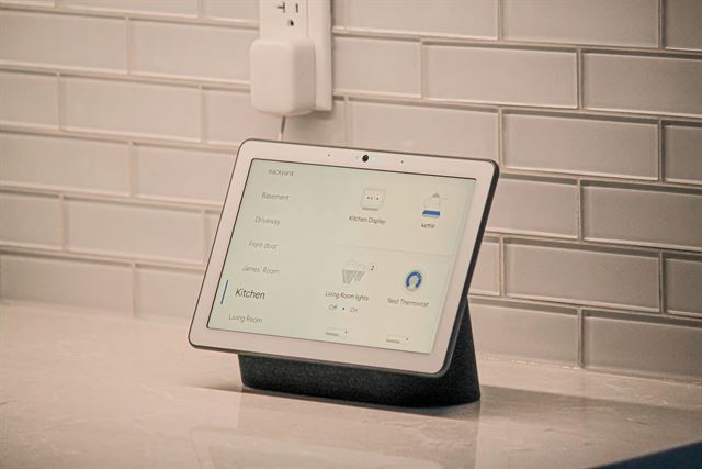 Nanoleaf Shapes vs Google Nest Hub (2nd Gen): Which Should You Buy in 2026