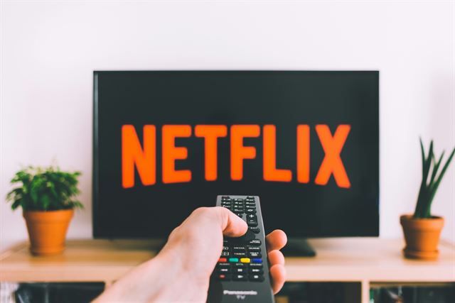 Netflix Standard with Ads vs YouTube TV vs Sonos Beam (Gen 2): Which Wins