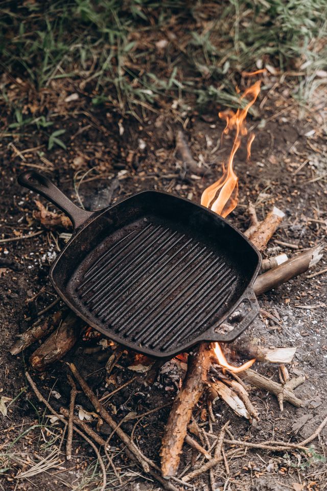 Lodge Cast Iron Skillet vs FlexiSpot Standing Desk: Head to Head in 2026
