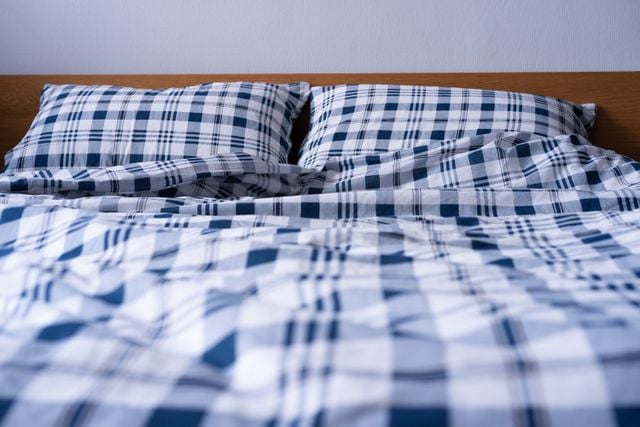 Brooklinen Luxe Sheets vs Yankee-Free Soy Candle Set: Compared in 2026
