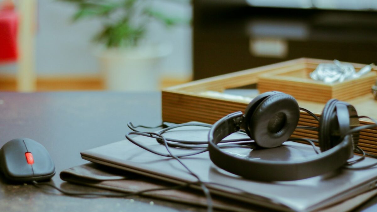 Bose QuietComfort Ultra vs Sony WF-1000XM5: Two Discounted Flagships, One Form-Factor Question