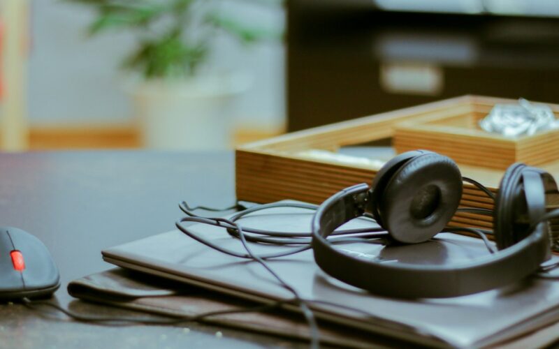 Bose QuietComfort Ultra vs Sony WF-1000XM5: Two Discounted Flagships, One Form-Factor Question