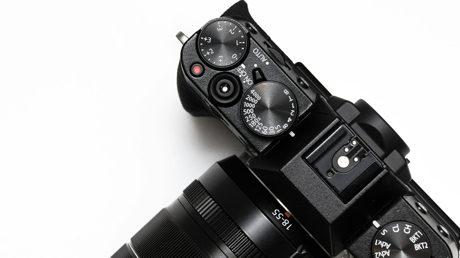 A mirrorless camera with a kit lens, seen from above (photo: Maddy / Unsplash)