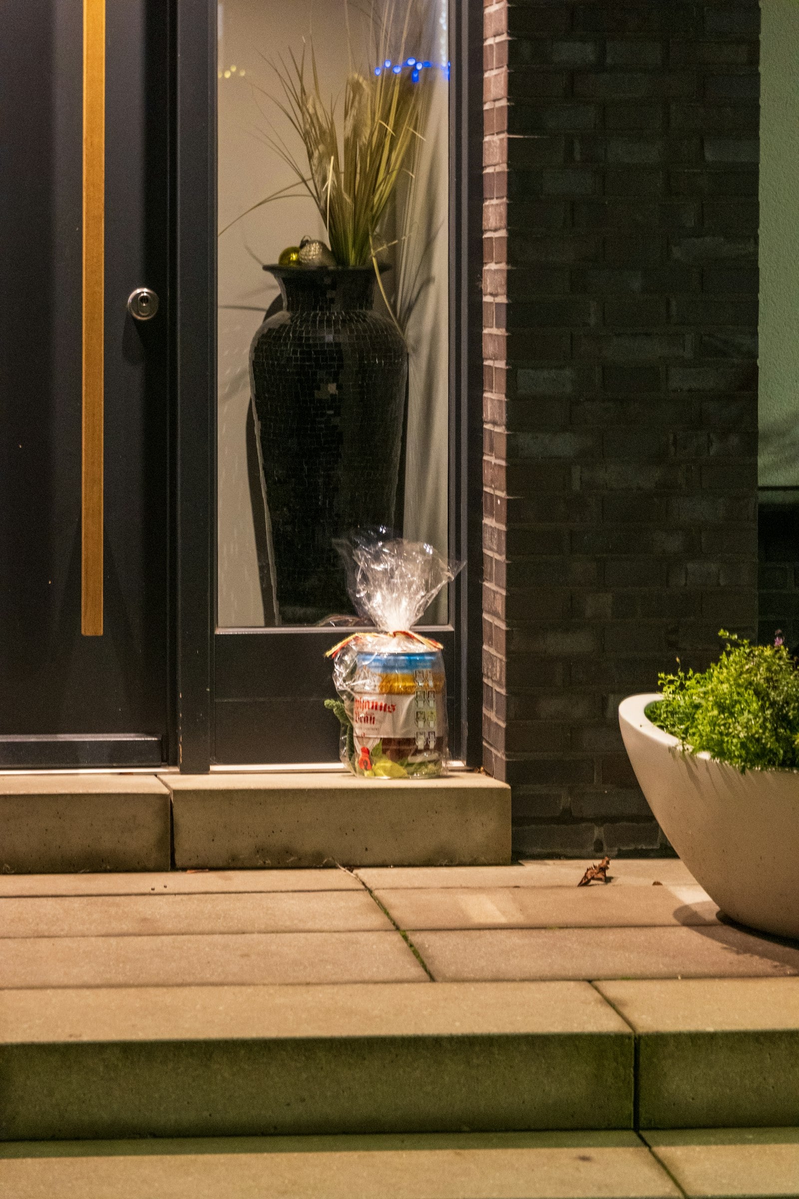 Wrapped basket waiting by a front door (photo: Sergej / Unsplash)