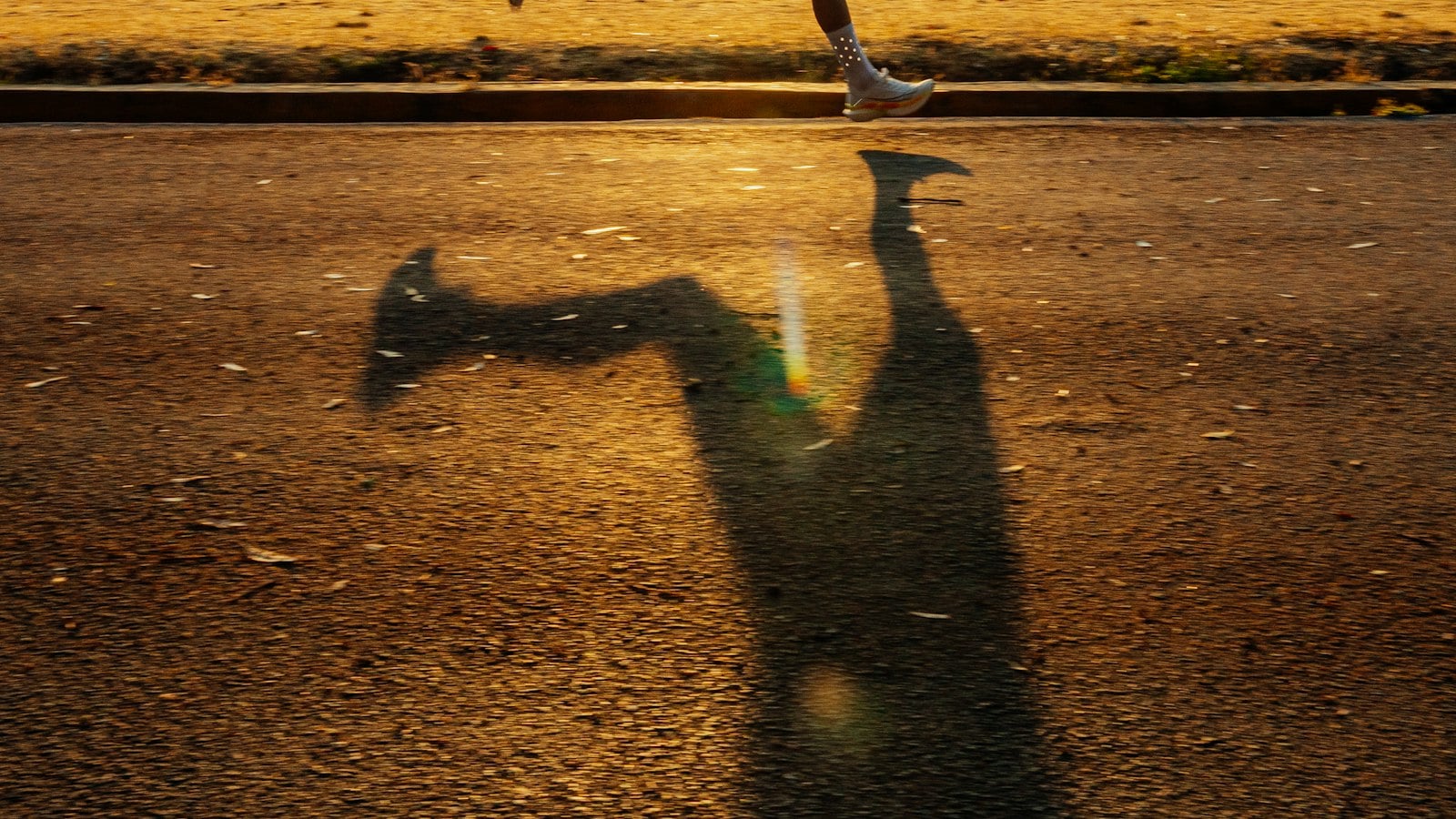A runner on a track at sunrise (photo: Jorge Alberto Vega Barrera / Unsplash)