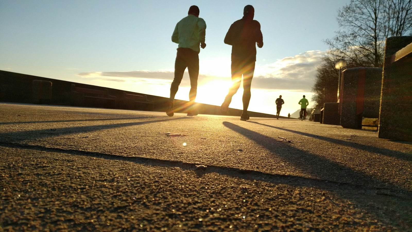 Two runners on a path at sunset (photo: Huckster / Unsplash)
