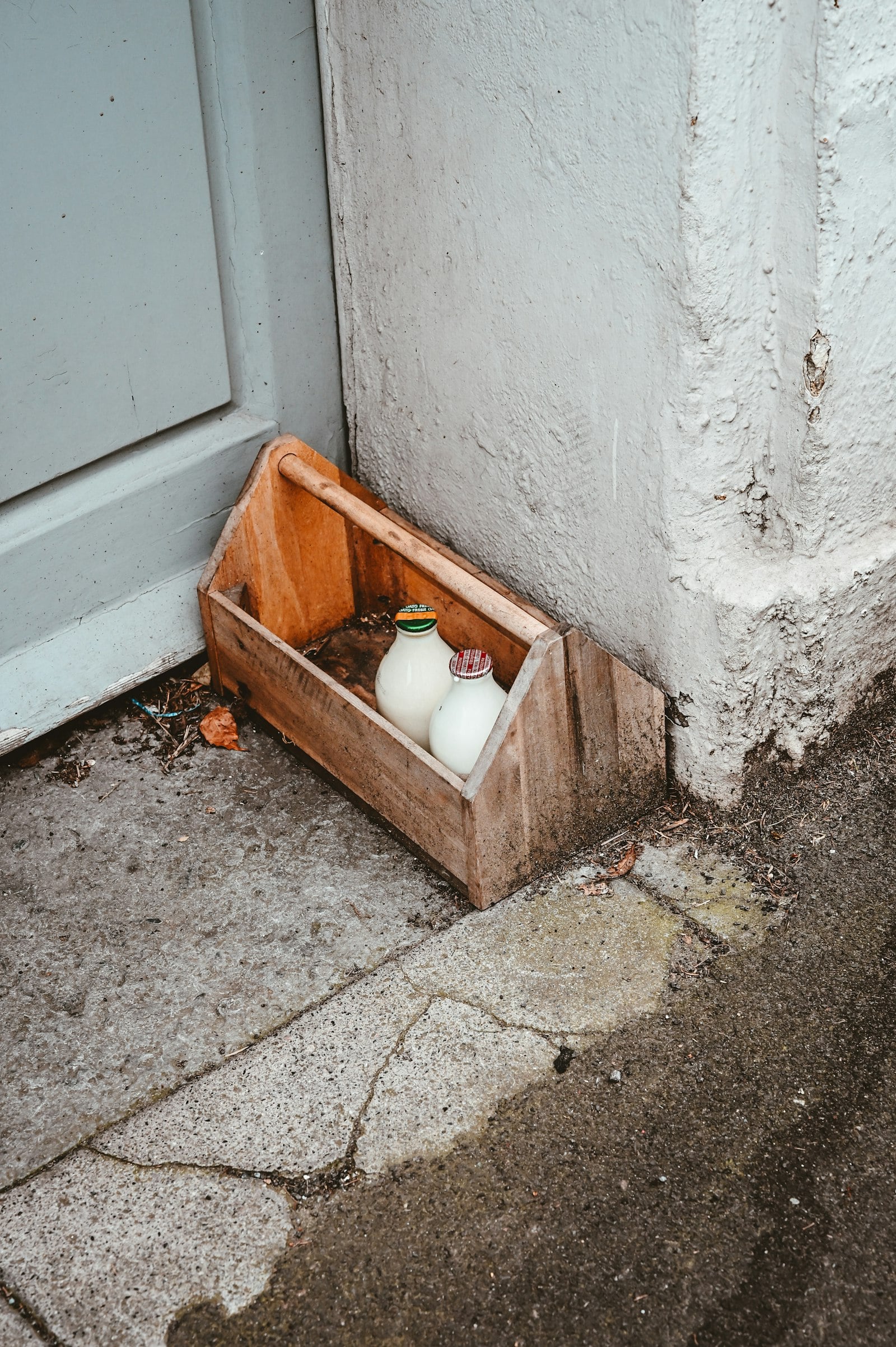 Cardboard box left on a doorstep (photo: Nik / Unsplash)